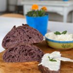 Pane impastato a mano alla polvere di mirtilli