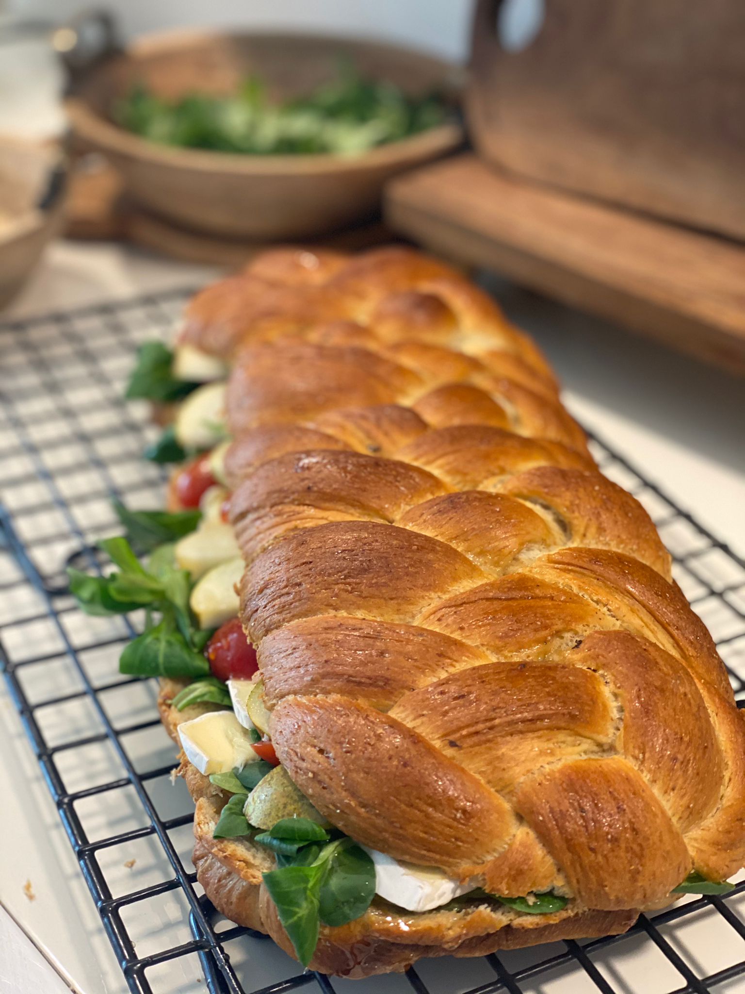 Treccia integrale imbottita con brie e pere